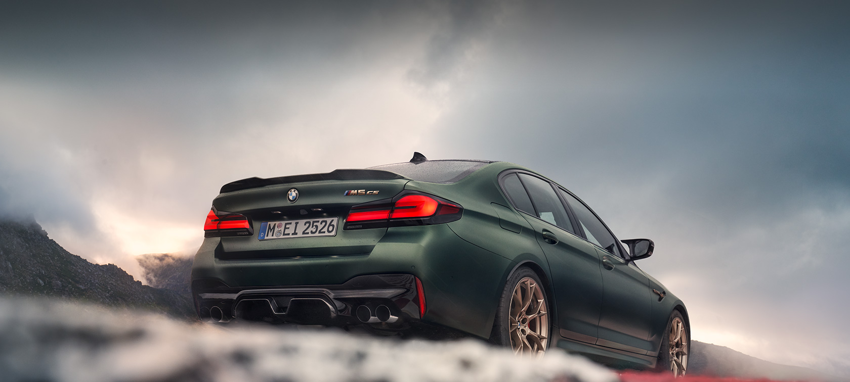 BMW M5 CS F90 2021 Frozen Deep Green metallic, vue de trois quarts arrière en contre-plongée BMW M5 CS F90 2021 Frozen Deep Green metallic, vue de trois quarts arrière en contre-plongée
