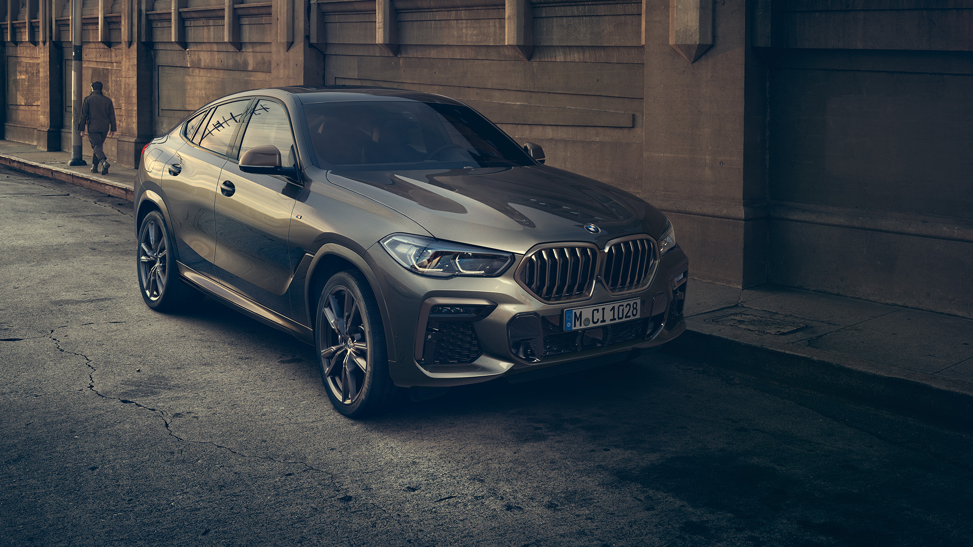 BMW X6 M50i stilstaand. BMW X6 M50i in driekwart vooraanzicht stilstaand in een stedelijke omgeving.