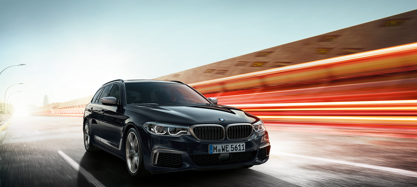 BMW M550d xDrive Touring driekwart vooraanzicht BMW M550d xDrive Touring nieuw G31 Azuritschwarz metallic driekwart vooraanzicht