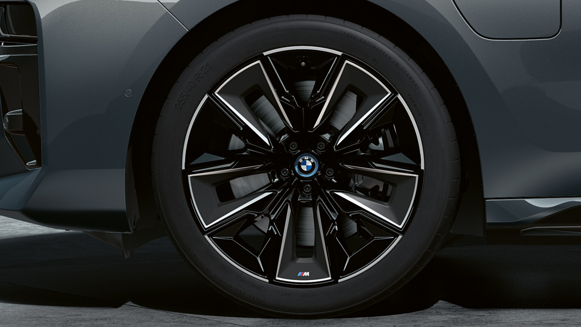 BMW M 21" aerodynamische velgen 909 M Multicolor BMW M760e xDrive G70 BMW M 21" aerodynamische velgen 909 M Multicolor BMW M760e xDrive G70 M Performance-pakket BMW Individual two-tone koetswerkkleur Saphirschwarz metallic BMW Individual Dravitgrau metallic