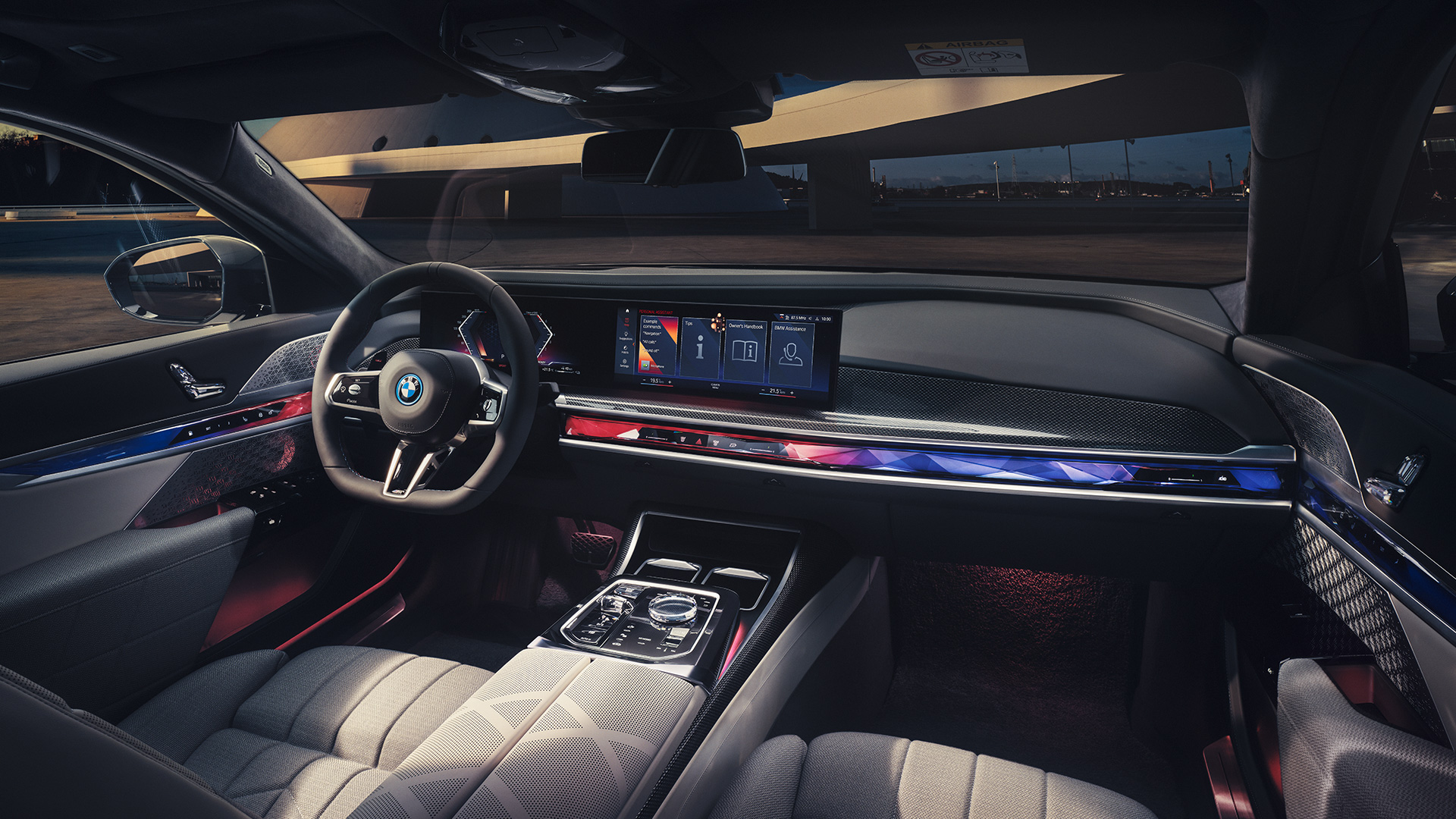 Interieur cockpit BMW M760e xDrive G70 Interieur cockpit BMW M760e xDrive G70 aanzicht van voorpassagier