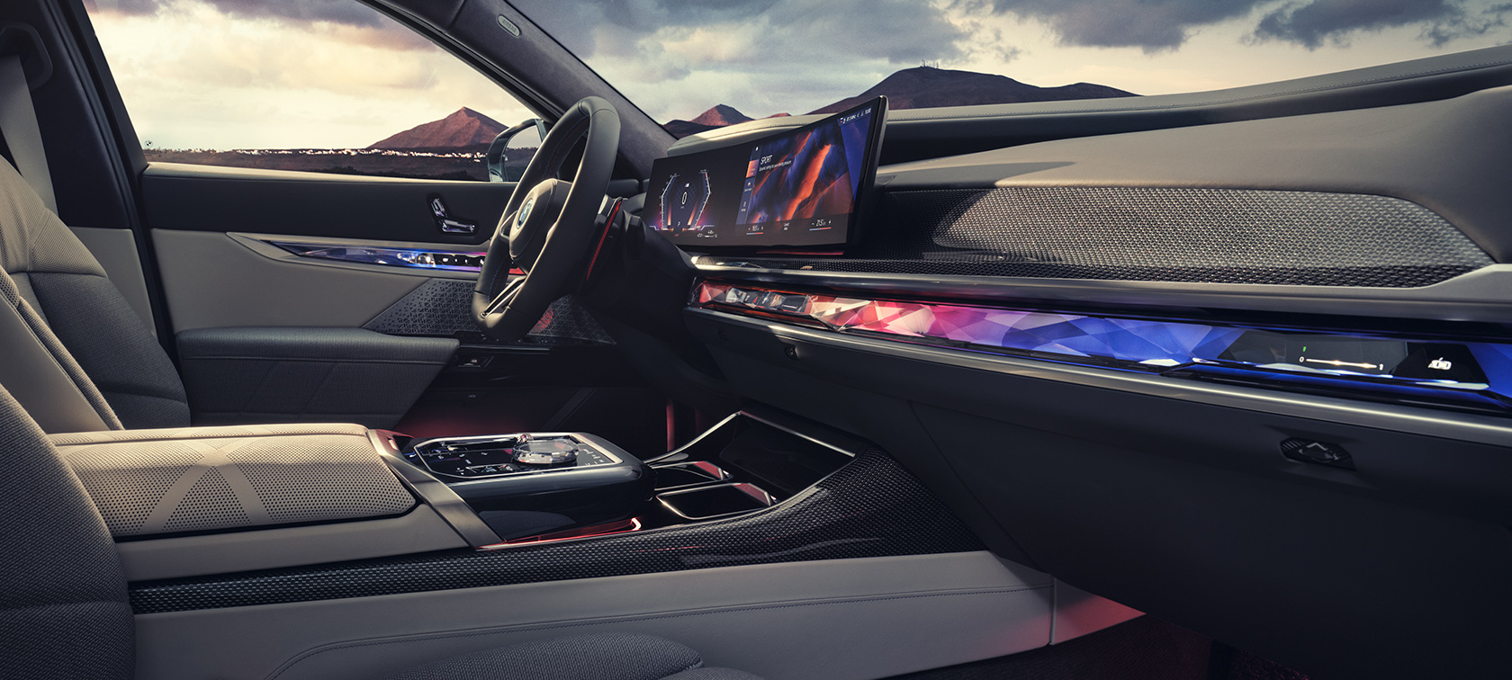 Interieur BMW M760e xDrive G70 Interieur BMW M760e xDrive G70 zijaanzicht van voorpassagier