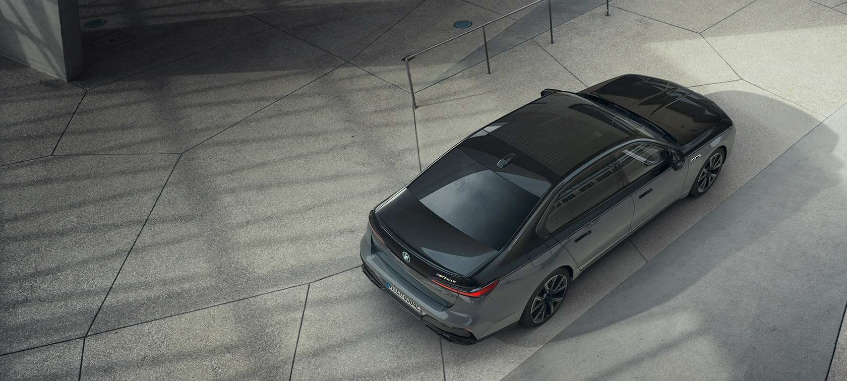 BMW M760e xDrive Berline G70 pack M Performance BMW M760e xDrive Berline G70 pack M Performance teinte BMW Individual bicolore Saphirschwarz metallic BMW Individual Dravitgrau metallic vue en plongée à l’arrêt