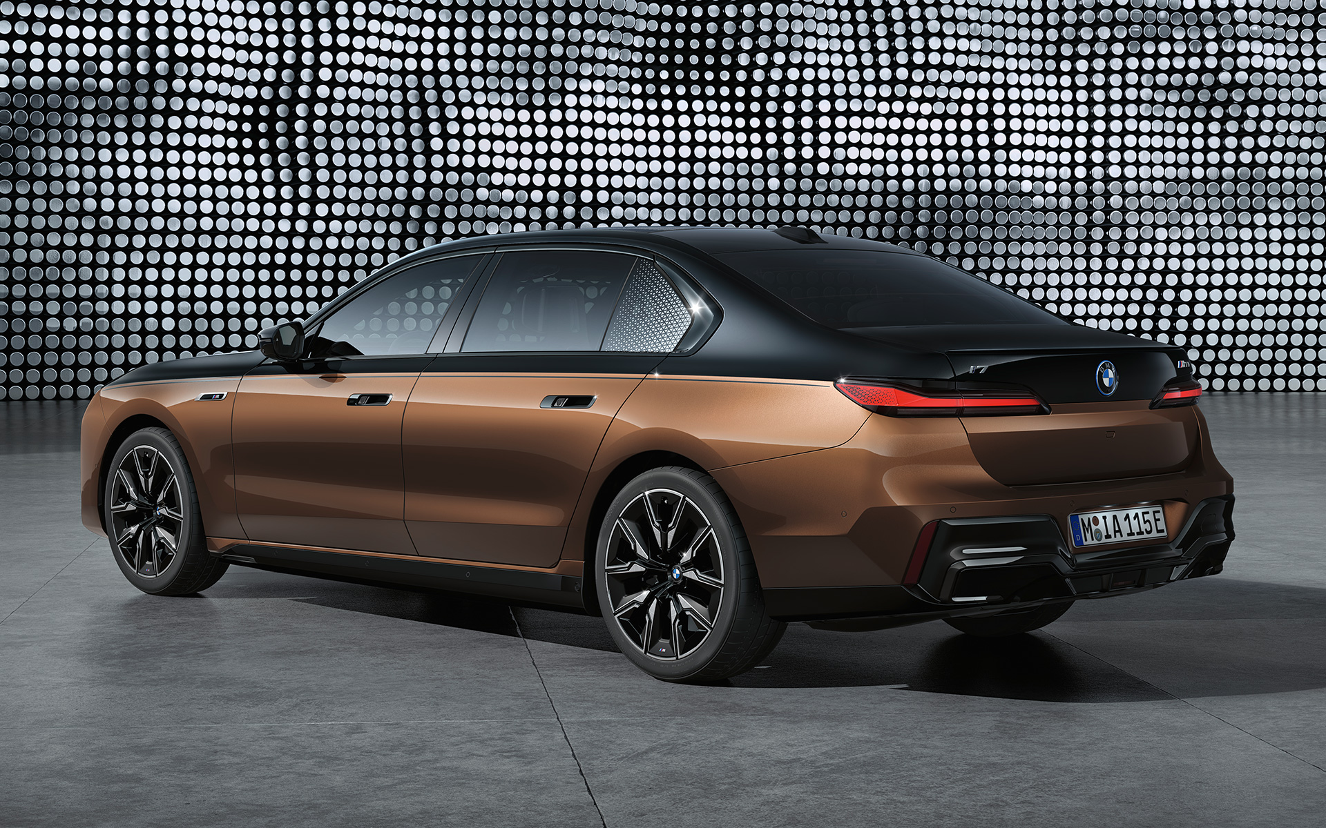 Extérieur teinte two-tone de la BMW i7 M70 xDrive Berline G70 BMW i7 M70 xDrive Berline G70 extérieur teinte two-tone vue de profil