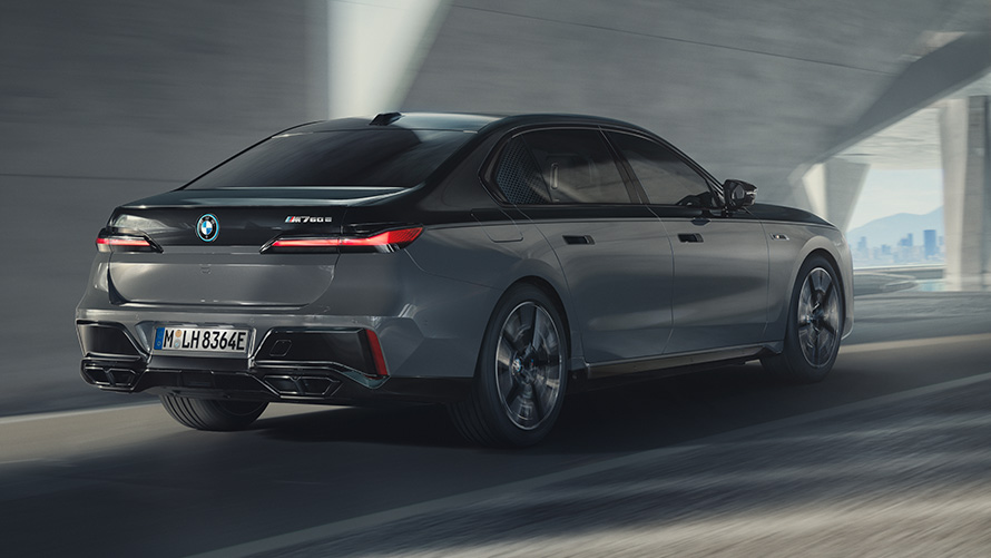 BMW M760e xDrive Berline G70 pack M Performance BMW M760e xDrive Berline G70 M Performance Pack BMW teinte bi-ton BMW Individual Saphirschwarz metallic BMW Individual Dravitgrau metallic vue de trois quarts arrière en mouvement sur la route