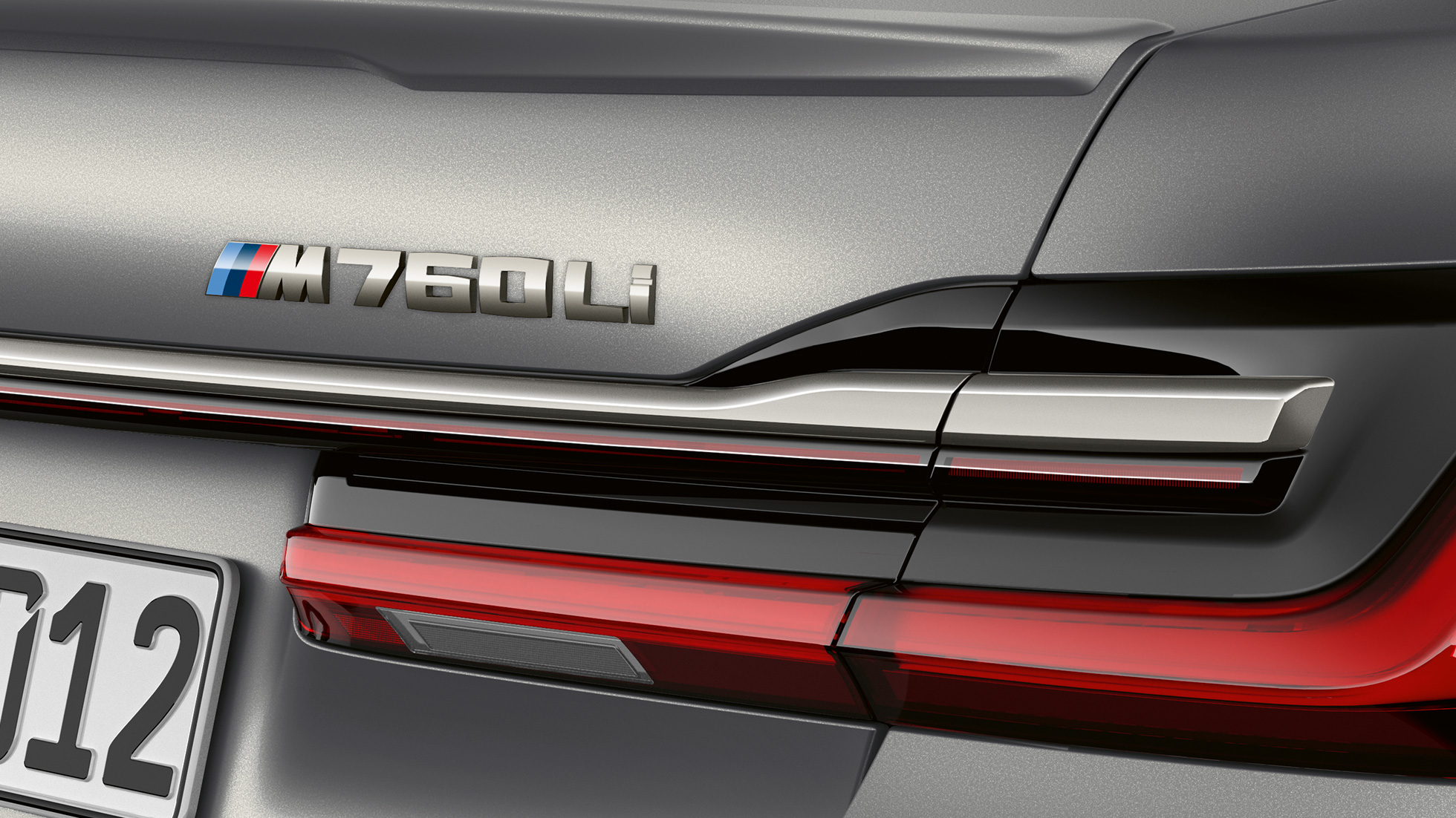 BMW M760Li xDrive Berline, gros plan du badge BMW M760Li G11 BMW M760Li xDrive Berline, vue en gros plan de l’emblème BMW M760Li sur la poupe G11