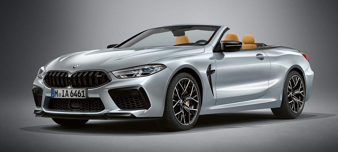 BMW Individual M8 Cabrio en BMW Individual Pure metal Silver metallic F91. BMW Individual M8 Cabrio en BMW Individual Pure metal Silver metallic, vue de trois quarts avant F91.