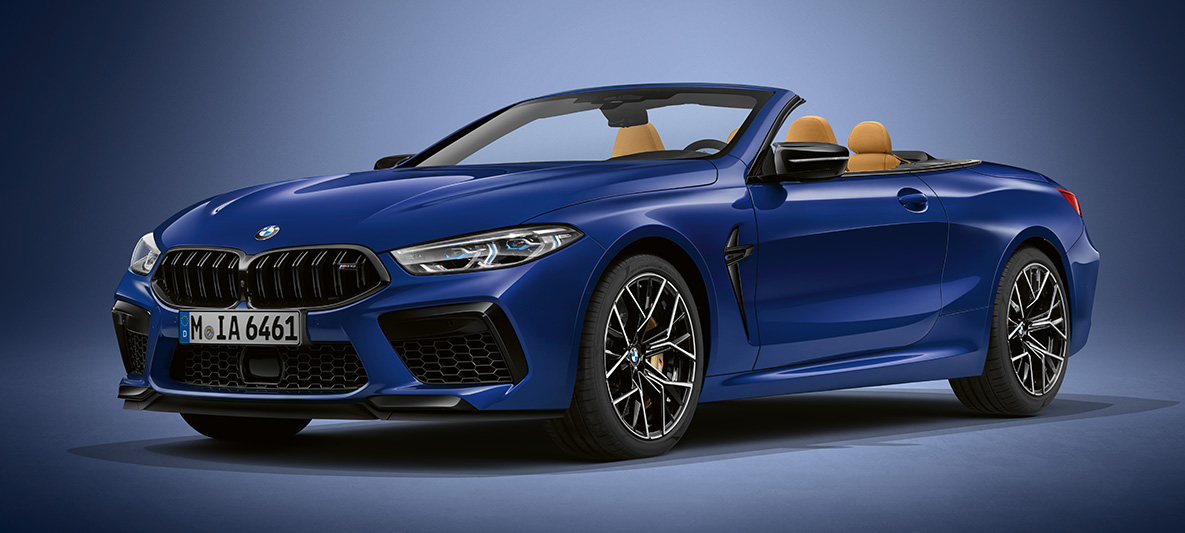 BMW Individual M8 Cabrio en BMW Individual Tansanitblau metallic F91. BMW Individual M8 Cabrio en BMW Individual Tansanitblau metallic, vue de trois quarts avant F91.