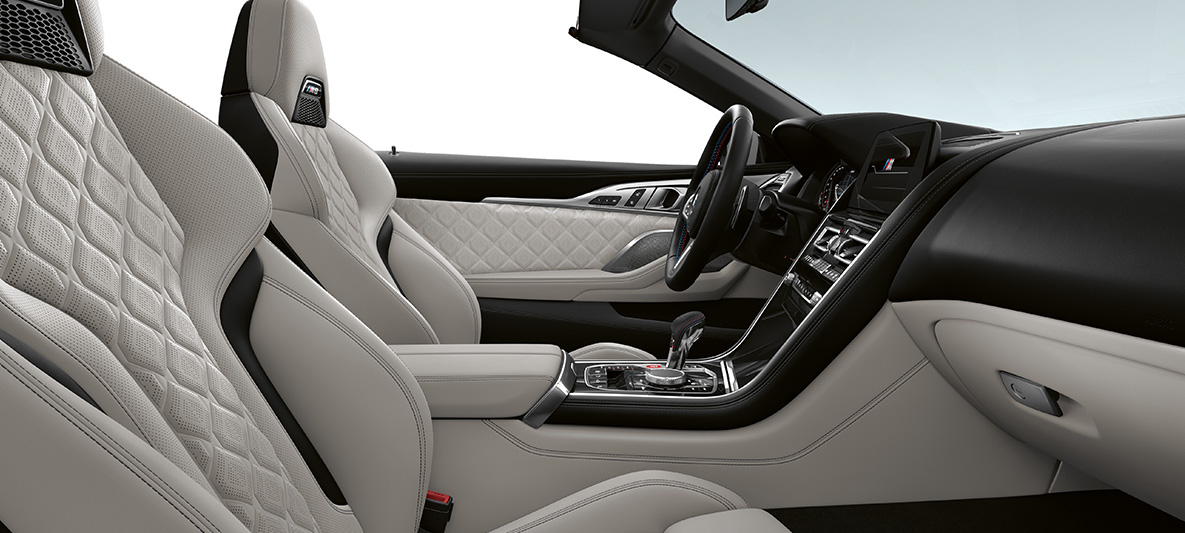 Garnissage tout cuir Merino | Silverstone et inserts de décoration BMW Individual en Pianolack Schwarz F91. BMW M8 Competition Cabrio, habitacle avec garnissage tout cuir Merino | Silverstone et inserts de décoration BMW Individual en Pianolack Schwarz F91.