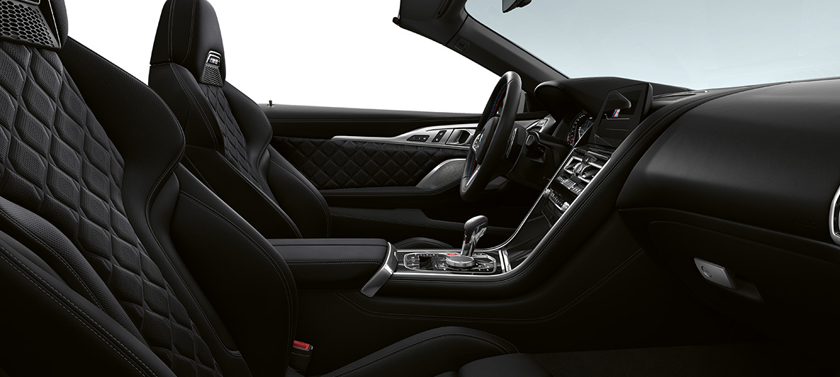 Garnissage tout cuir Merino | Schwarz et inserts de décoration BMW Individual en Pianolack Schwarz F91. BMW M8 Competition Cabrio, habitacle en garnissage tout cuir Merino | Schwarz et inserts de décoration BMW Individual en Pianolack Schwarz F91.