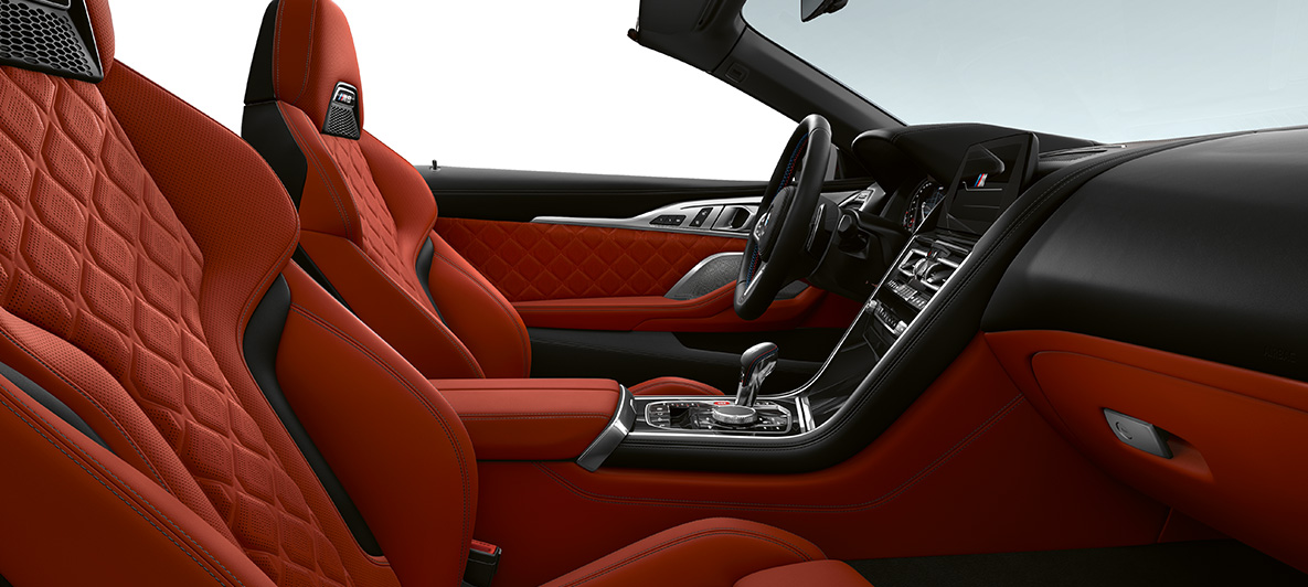 Garnissage tout cuir Merino | Sakhir Orange et inserts de décoration BMW Individual en Pianolack Schwarz F91. BMW M8 Competition Cabrio, habitacle en garnissage tout cuir Merino | Sakhir Orange et inserts de décoration BMW Individual en Pianolack Schwarz F91.