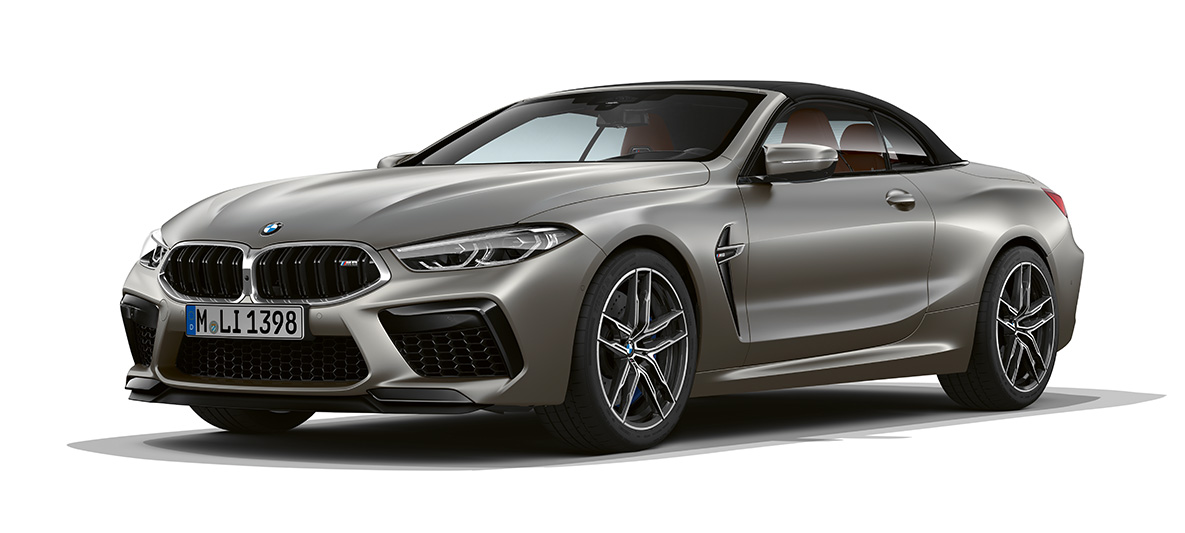 BMW M8 Cabrio, vue de trois quarts de profil avant F91. BMW M8 Cabrio en Frozen Dark Silver, vue de trois quarts de profil avant F91.