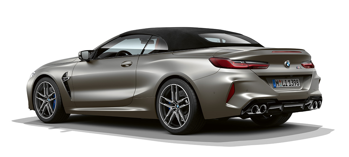 BMW M8 Cabrio, vue de trois quarts de profil arrière F91. BMW M8 Cabrio en Frozen Dark Silver, vue de trois quarts de profil arrière F91.