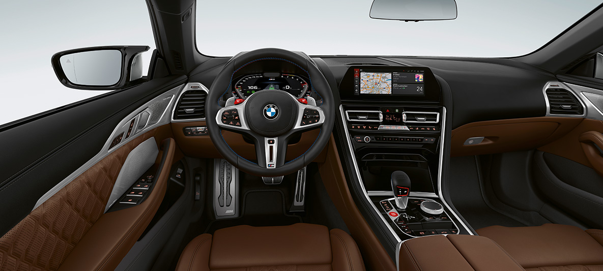 BMW M8 Cabrio, poste de conduite F91. BMW M8 Cabrio, poste de conduite avec volant M en cuir et touches rouges M1/M2 F91.