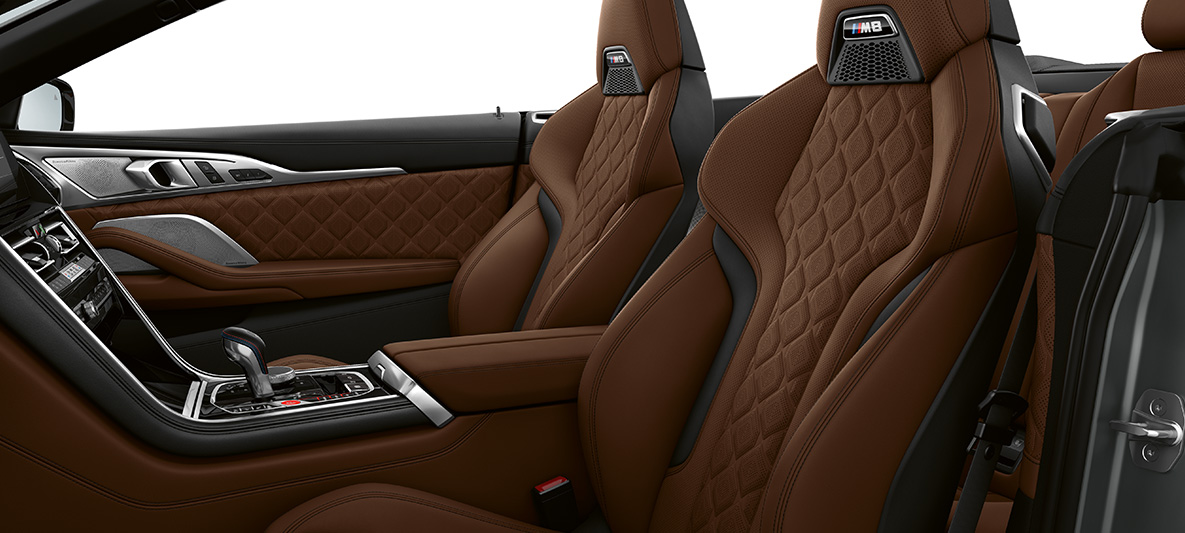 Sièges M sport avec logo M F91. BMW M8 Cabrio, habitacle avec sièges M sport en garnissage tout cuir Merino Taruma Braun F91.