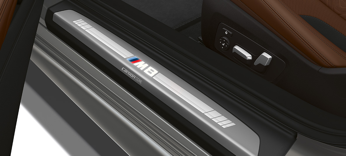 Seuils de porte avec inscription M8 F91. Seuils de porte de la BMW M8 Cabrio avec inscription M8 F91.