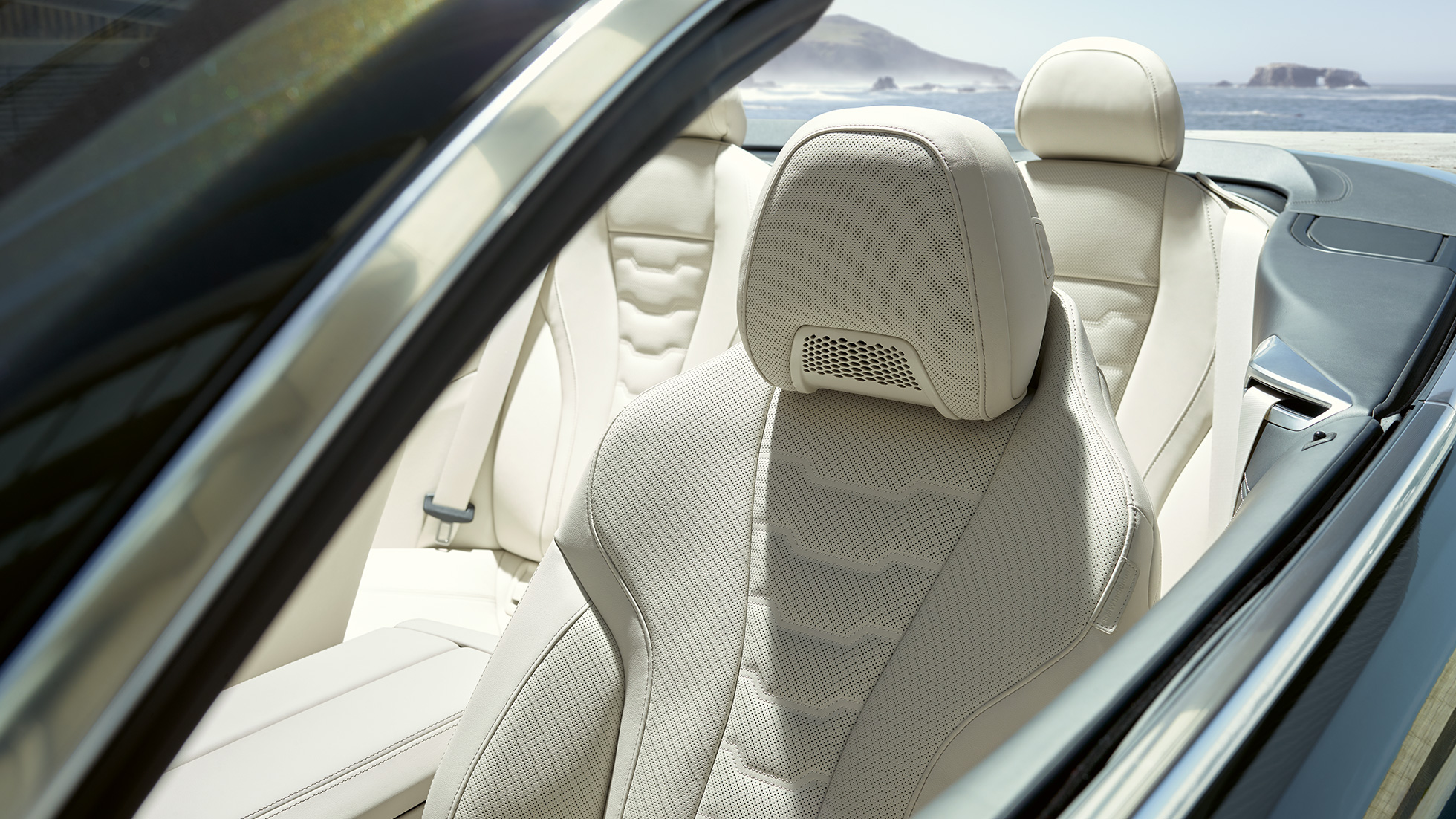 BMW M850i xDrive Cabrio, sièges multifonctions pour le conducteur et le passager avant G14. BMW M850i xDrive Cabrio in Dravitgrau metallic avec capote ouverte, habitacle avec sièges multifonctions en garnissage BMW Individual en cuir Merino Elfenbeinweiss G14.