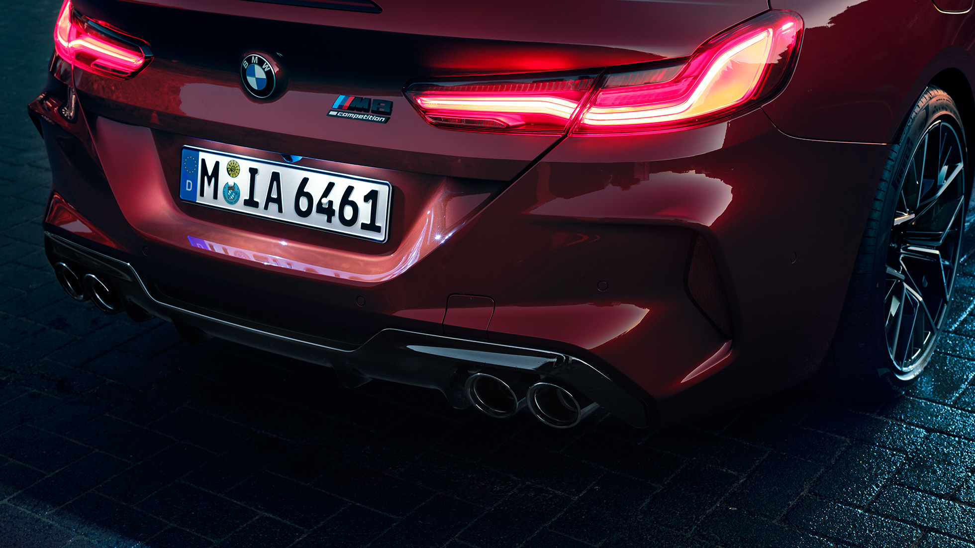 BMW M8 Competition Cabrio, vue en gros plan de l’arrière F91. BMW M8 Competition Cabrio en Motegi Rot metallic, vue en gros plan de l’arrière avec feux arrière à LED et badge M8 Competition F91.