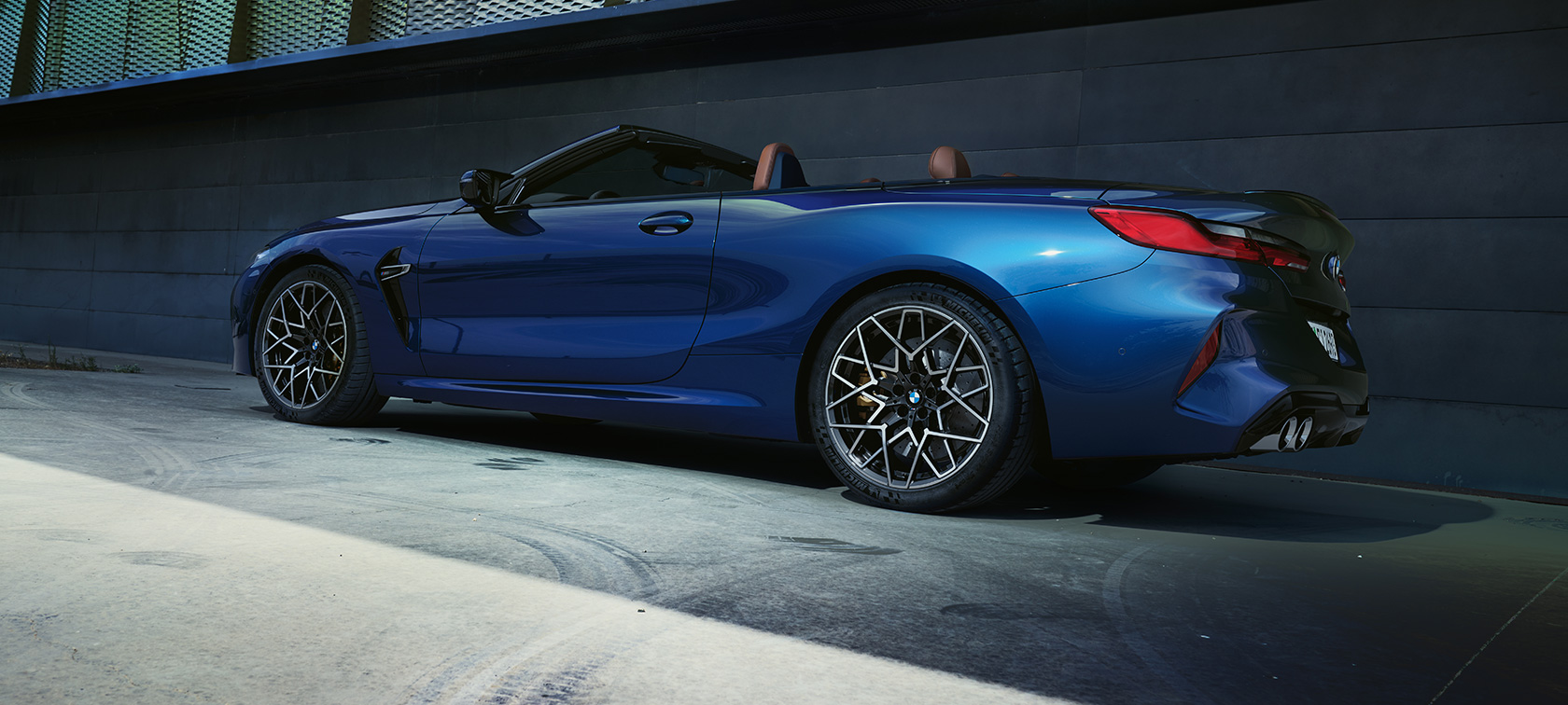 Vue de trois quarts arrière de la BMW M8 Cabrio F91 LCI restylage 2022 Vue de trois quarts arrière BMW M8 Cabrio F91 LCI restylage 2022 BMW Individual Tansanitblau metallic vue de trois quarts arrière