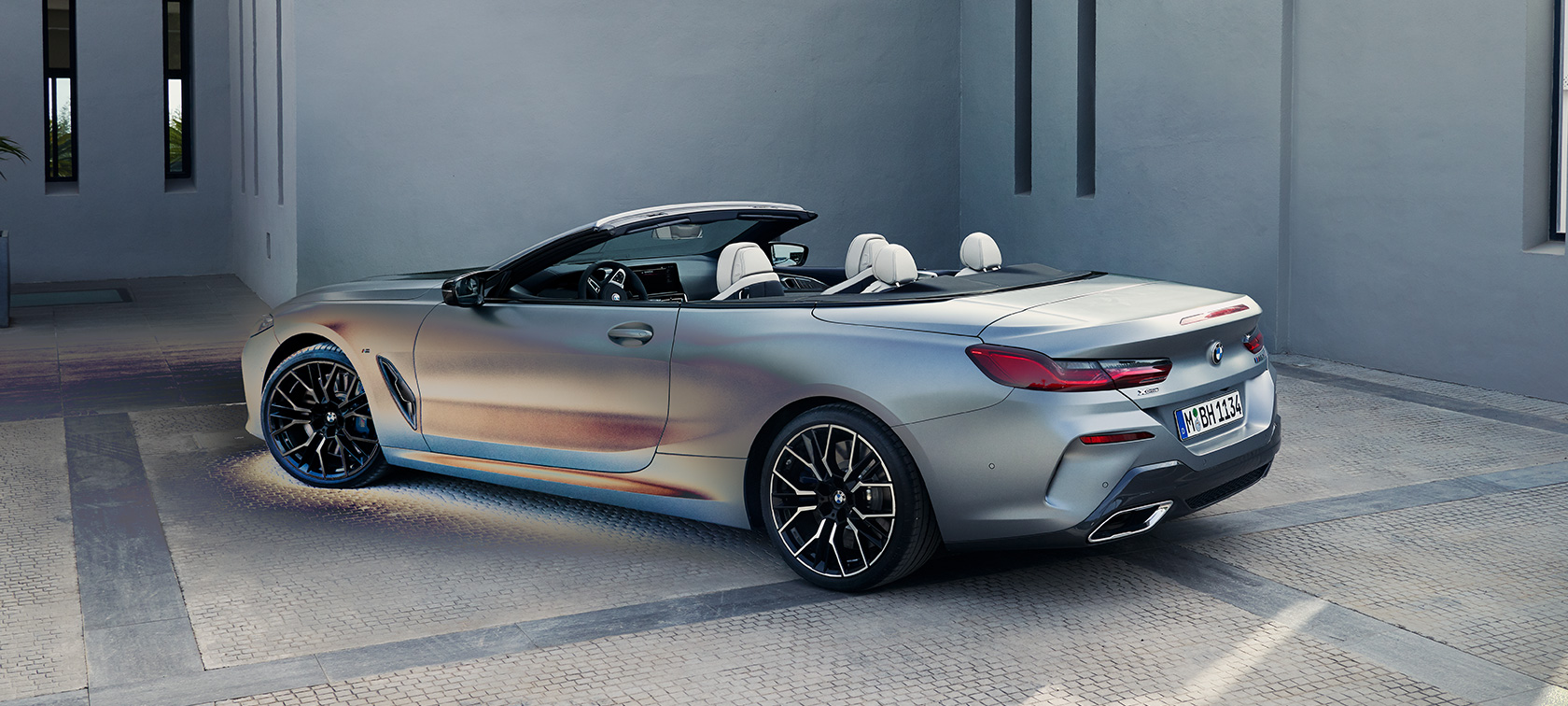 Vue de trois quarts arrière de la BMW M850i xDrive Cabrio G14 LCI restylage 2022 BMW M850i xDrive Cabrio G14 LCI Facelift 2022 BMW Individual Frozen Pure Grey metallic, vue de trois quarts arrière à l'arrêt