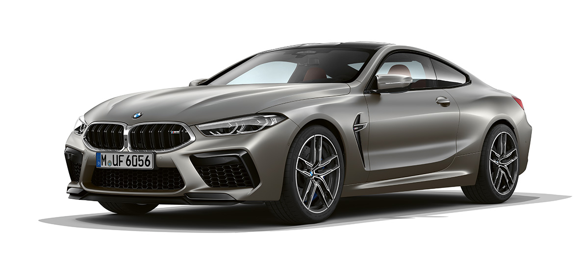 BMW M8 Coupé, driekwart zijaanzicht van voren F92. BMW M8 Coupé in Frozen Dark Silver, driekwart vooraanzicht van voren F92.