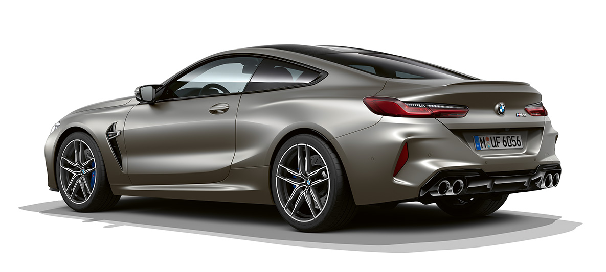 BMW M8 Coupé, driekwart zijaanzicht achteraan F92. BMW M8 Coupé in Frozen Dark Silver, driekwart vooraanzicht van achter F92.