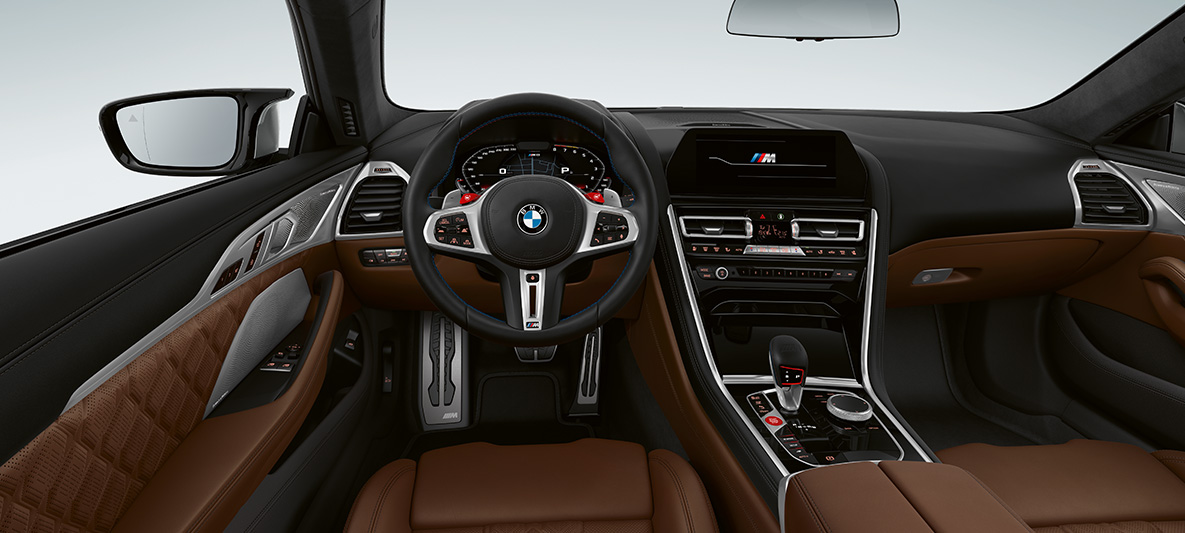 BMW M8 Coupé, cockpit F92. BMW M8 Coupé, cockpit met lederen M stuur met rode M1/M2-toetsen F92.