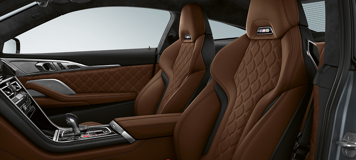 M sportzetels met M logo F92. BMW M8 Coupé, interieur met M sportzetels in volleder Merino Taruma Braun F92.