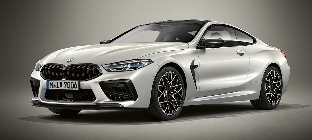 BMW Individual M8 Coupé in BMW Individual Brillantweiß metallic F92. BMW Individual M8 Coupé in BMW Individual Brillantweiß metallic, driekwart vooraanzicht F92.