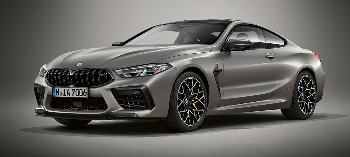 BMW Individual M8 Coupé in BMW Individual Frozen Dark Silver metallic F92. BMW Individual M8 Coupé in BMW Individual Frozen Dark Silver metallic, driekwart vooraanzicht F92.