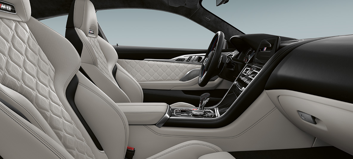 Volleder Merino | Silverstone en BMW Individual decoratieve lijsten in Pianolack Schwarz F92. BMW Individual M8 Coupé, interieur met volleder Merino | Silverstone en BMW Individual decoratieve lijsten in Pianolack Schwarz F92.