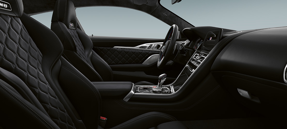 Volleder Merino | Schwarz en BMW Individual decoratieve lijsten in Pianolack Schwarz F92. BMW M8 Competition Coupé, interieur in volleder Merino | Schwarz en BMW Individual decoratieve lijsten in Pianolack Schwarz F92.