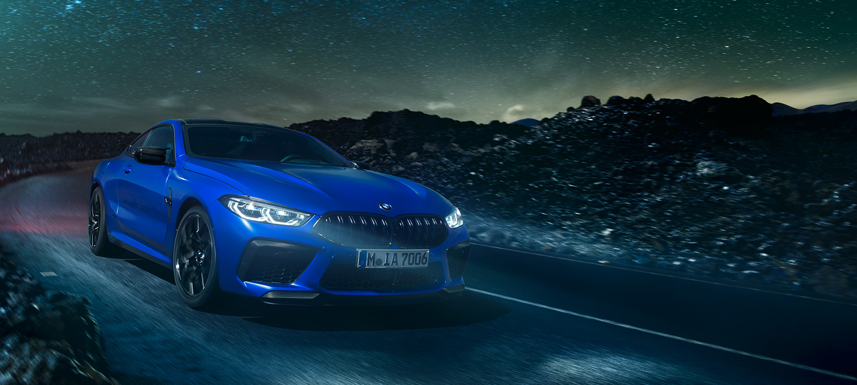 BMW M8 Competition Coupé F92. De eerste BMW M8 Competition Coupé in Marina Bay Blau metallic, driekwart vooraanzicht F92.