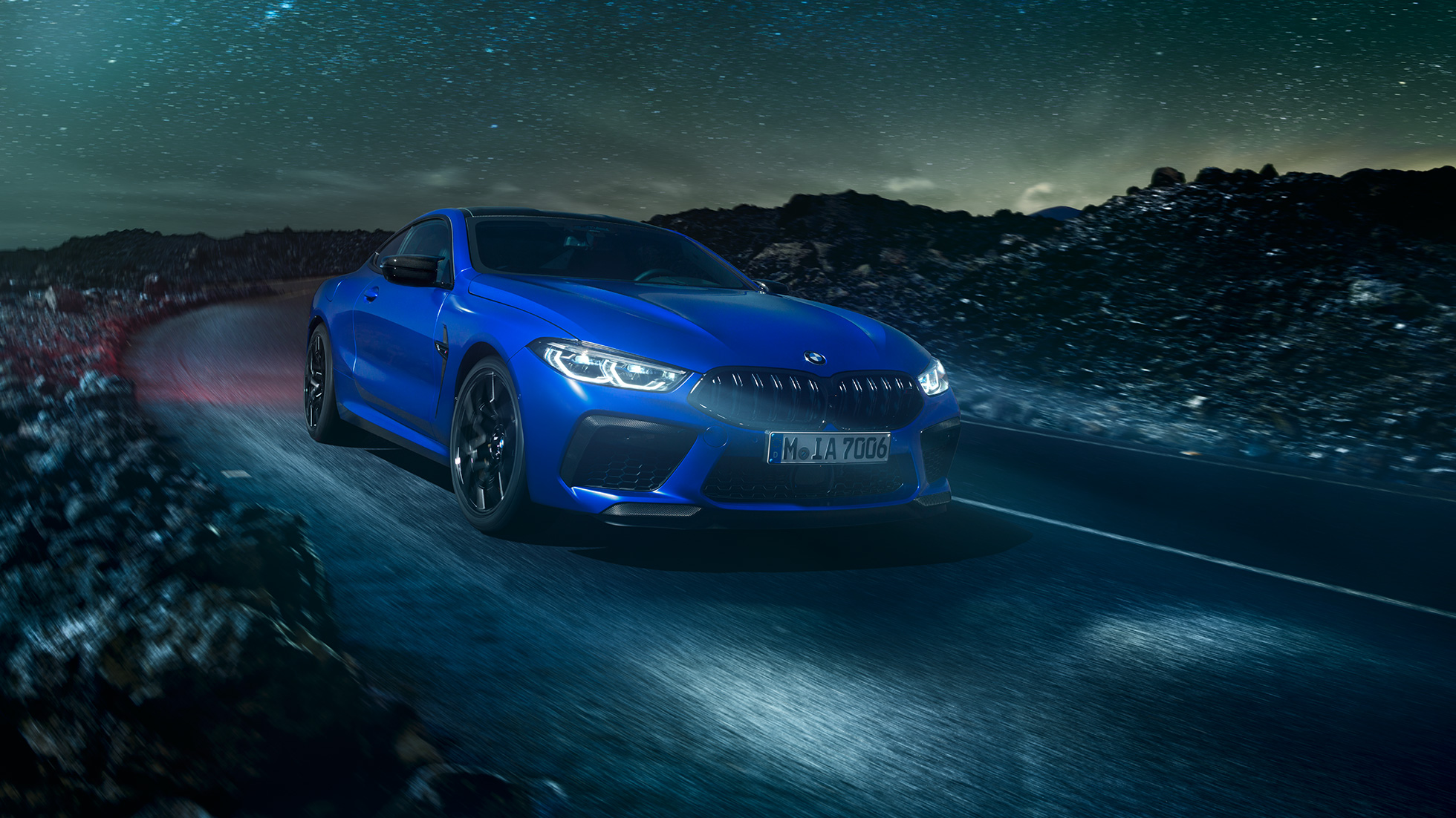 BMW M8 Competition Coupé F92 De eerste BMW M8 Competition Coupé in Marina Bay Blau metallic, driekwart vooraanzicht F92.