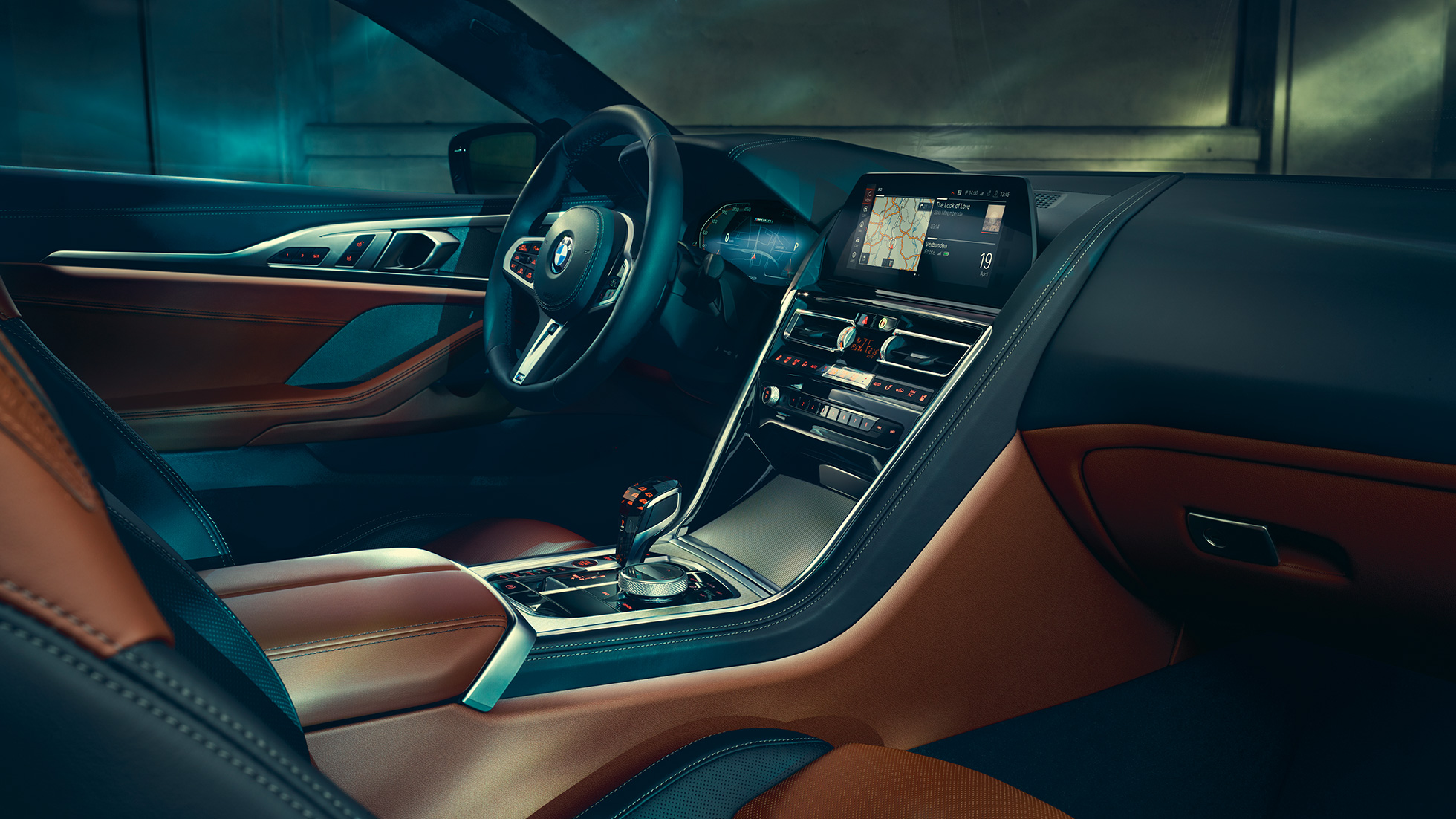 BMW M850i xDrive Coupé, cockpit G15. BMW M850i xDrive Coupé, cockpit met BMW Live Cockpit Professional en lederen M stuur G15.