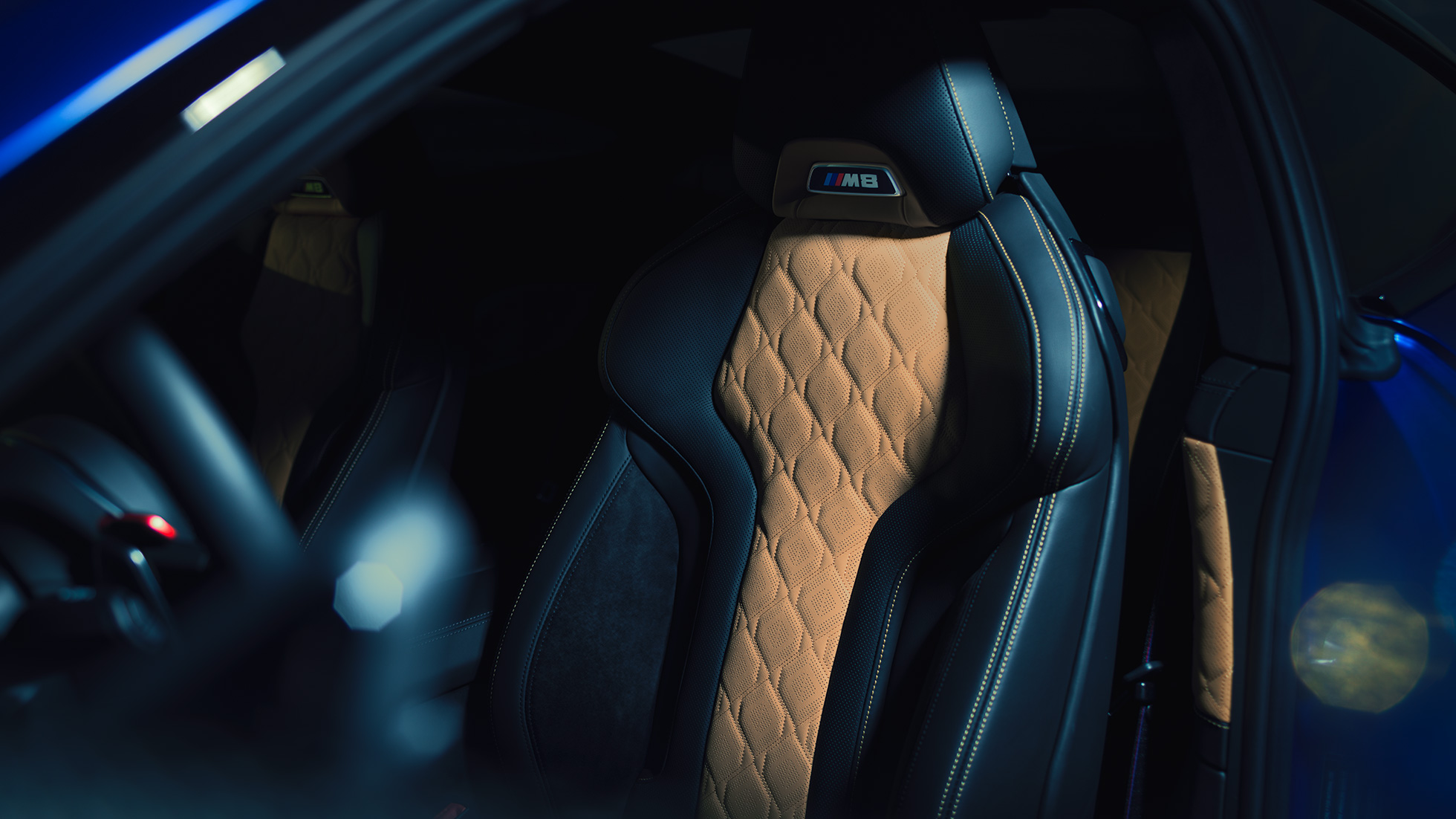 BMW M8 Competition Coupé, M sportzetel F92. BMW M8 Competition Coupé, M sportzetel met M8 badge en bekleding in volleder Merino Schwarz met contrast in Midrand Beige F92.