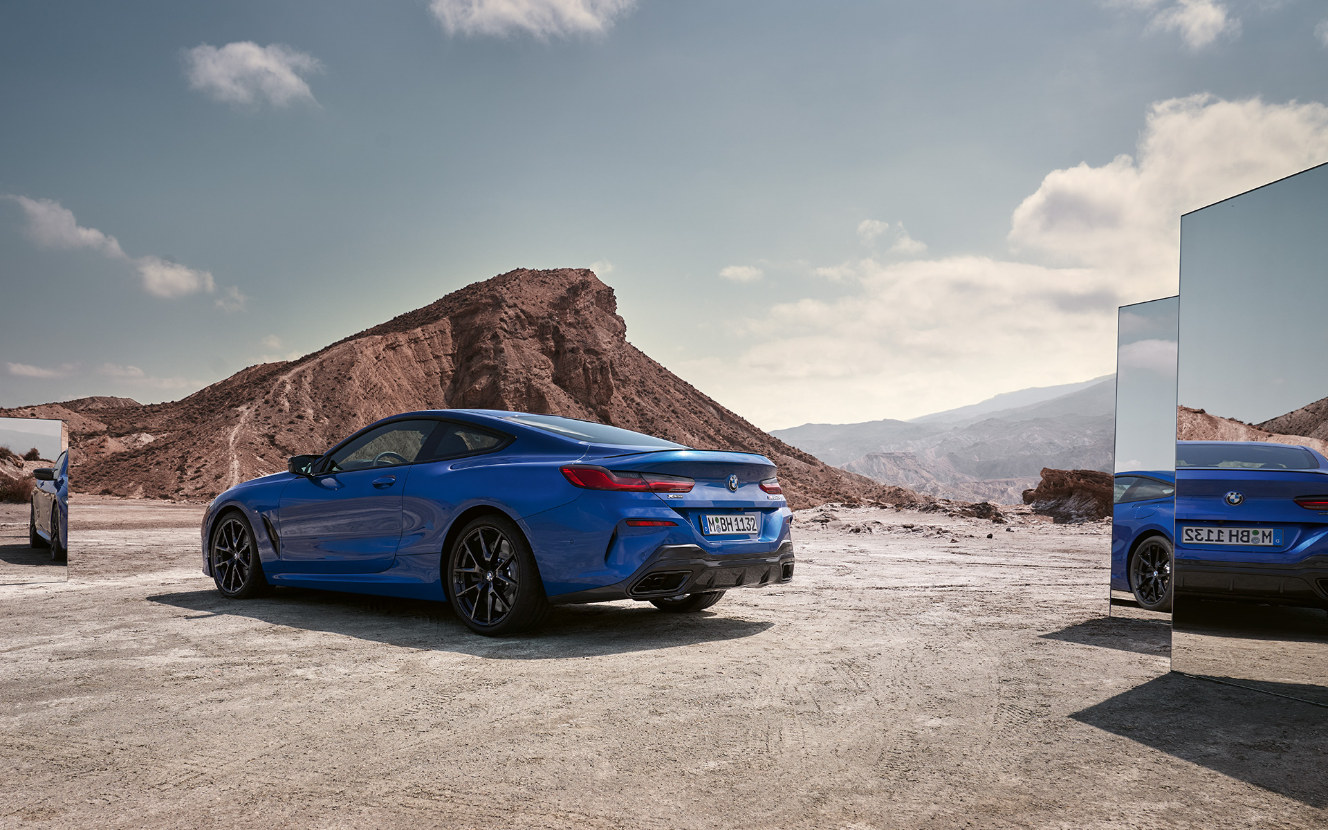 BMW M850i xDrive Coupé G15 LCI facelift 2022 achteraanzicht stilstaand BMW M850i xDrive Coupé G15 LCI facelift 2022 M Portimao Blau metallic achteraanzicht stilstaand met spiegels