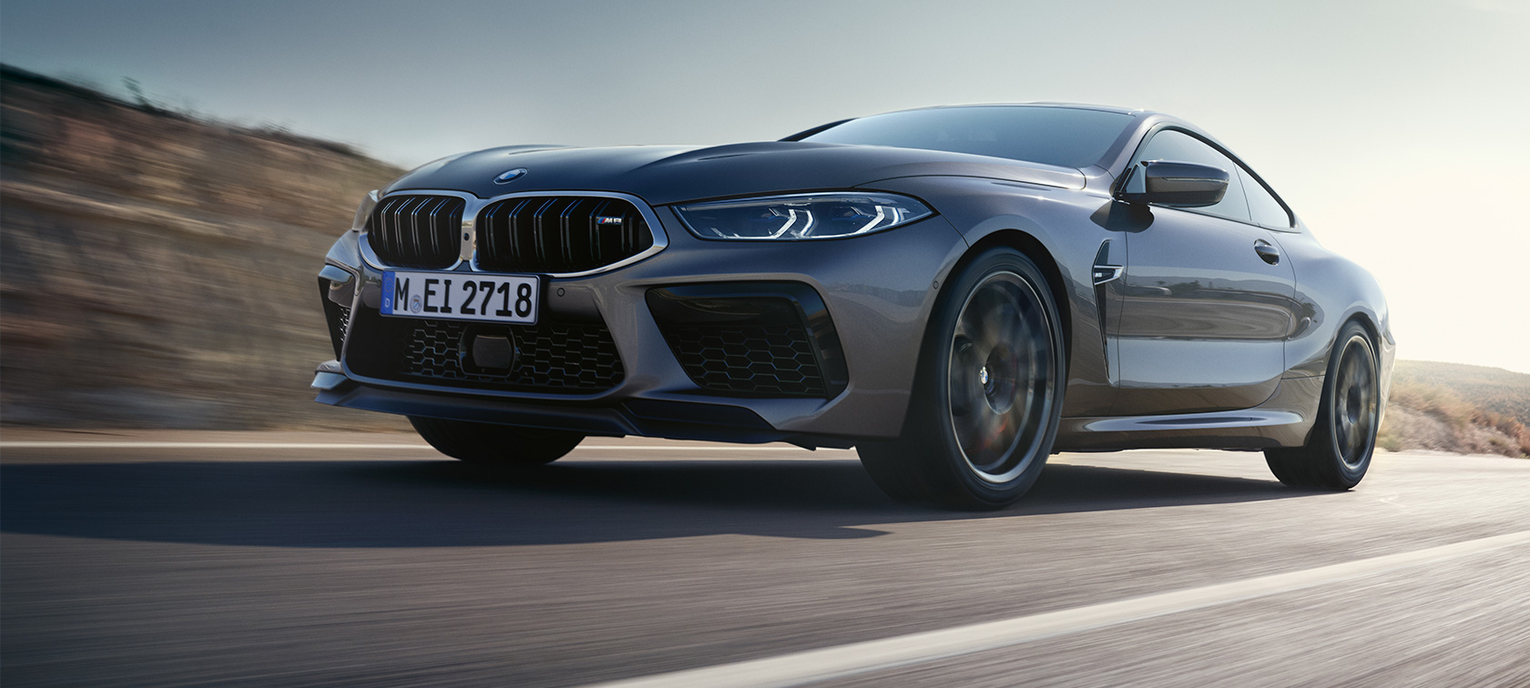 BMW M8 Coupé F92 LCI facelift 2022 driekwart zijaanzicht rijdend BMW M8 Coupé F92 LCI facelift 2022 Skyscraper Grau metallic driekwart zijaanzicht rijdend kikvorsperspectief