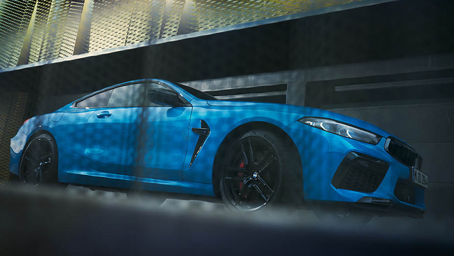 BMW M8 Competition Coupé F92 LCI facelift 2022 Daytona Beach Blau uni metallic driekwart zijaanzicht in kikvorsperspectief BMW M8 Competition Coupé F92 LCI facelift 2022 Daytona Beach Blau uni metallic driekwart zijaanzicht in kikvorsperspectief