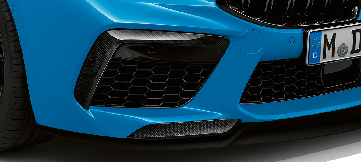 Carbonspijlen aan de zijdelingse luchtinlaten BMW M8 Competition Coupé F92 LCI 2022 driekwart vooraanzicht BMW M8 Competition Coupé F92 LCI facelift 2022 Daytona Beach Blau uni driekwart vooraanzicht carbonspijlen aan de zijdelingse luchtinlaten