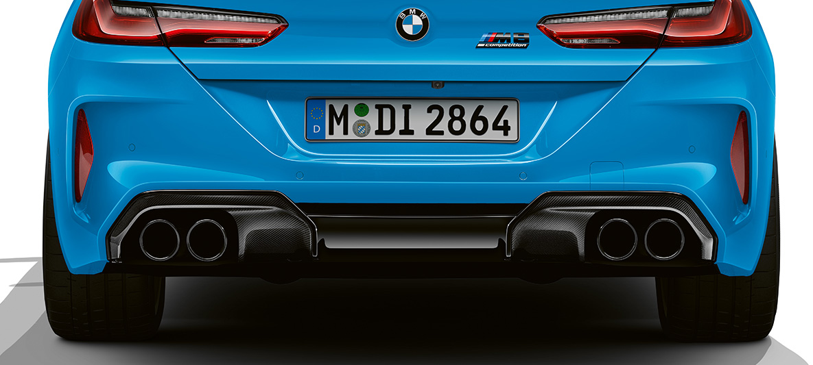 Diffusorinzet uit met koolstofvezels versterkte kunststof BMW M8 Competition Coupé F92 LCI facelift 2022 Daytona Beach Blau uni achterschort carbon close-up BMW M8 Competition Coupé F92 LCI facelift 2022 Daytona Beach Blau uni M Carbon exterieurpakket achterschort close-up diffusorinzet uit met koolstofvezels versterkte kunststof