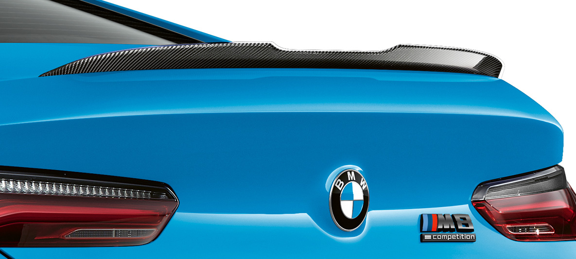 Achterspoiler carbon M Carbon exterieurpakket BMW M8 Competition Coupé F92 LCI facelift 2022 Daytona Beach Blau uni BMW M8 Competition Coupé F92 LCI facelift 2022 Daytona Beach Blau uni M Carbon exterieurpakket achterspoiler carbon close-up