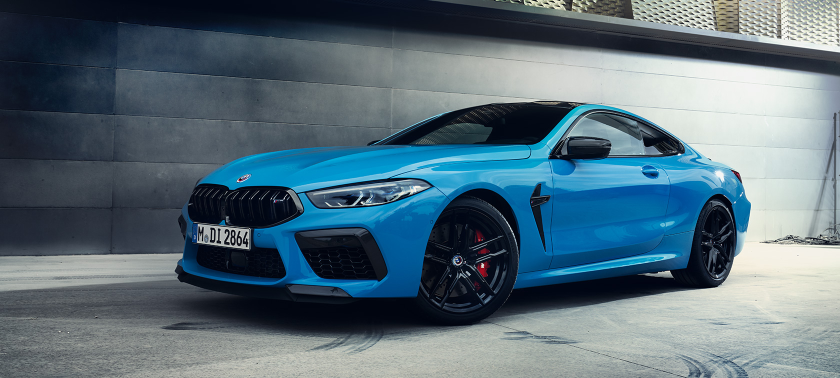 BMW M8 Competition Coupé F92 LCI 2022 driekwart zijaanzicht BMW M8 Competition Coupé F92 LCI facelift 2022 Daytona Beach Blau uni driekwart zijaanzicht stilstaand voor wand