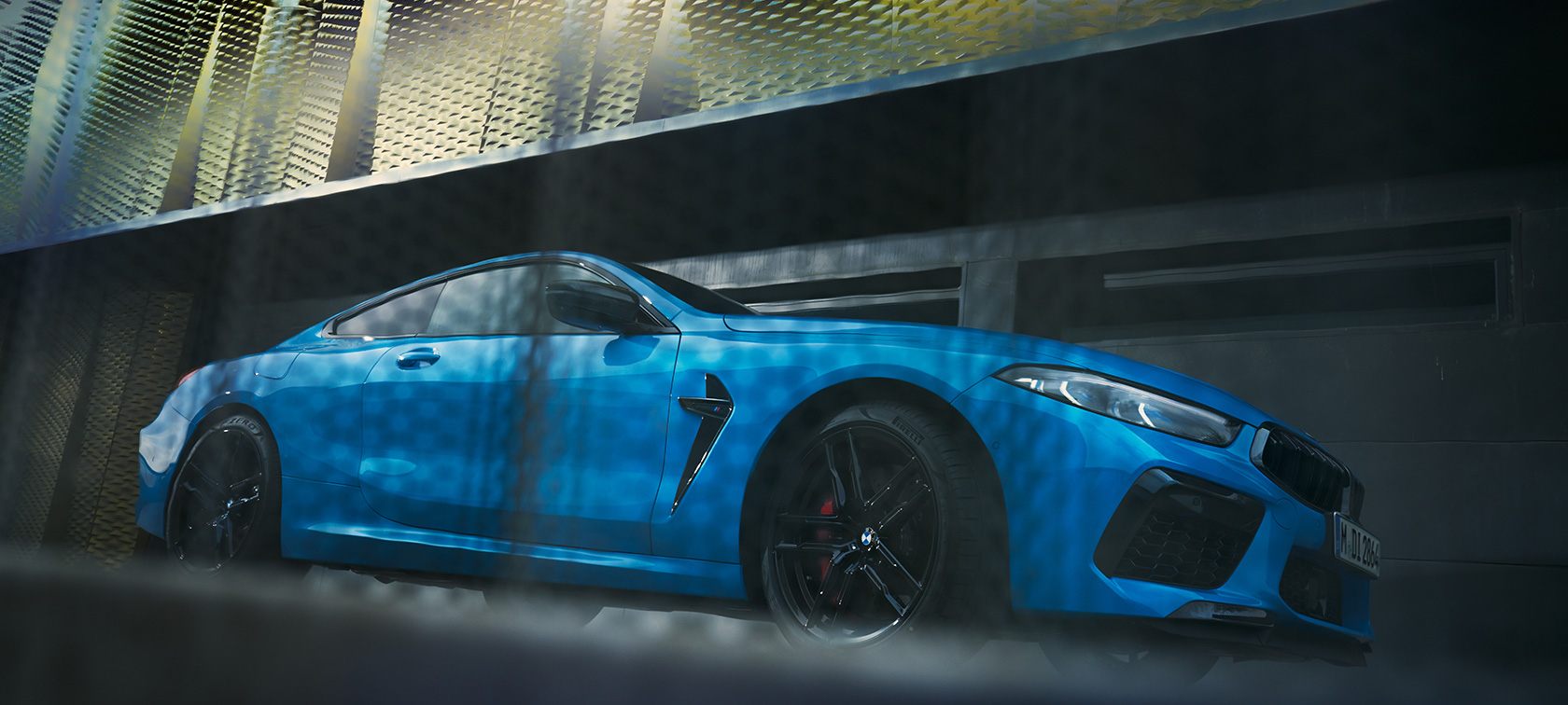 BMW M8 Competition Coupé F92 LCI facelift 2022 zijaanzicht stilstaand kikvorsperspectief BMW M8 Competition Coupé F92 LCI facelift 2022 BMW Individual Daytona Beach Blau uni zijaanzicht stilstaand voor gebouw kikvorsperspectief