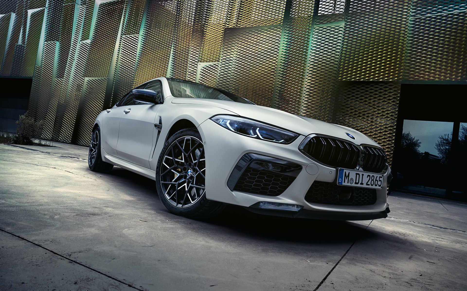 Driekwart vooraanzicht BMW M8 Competition Gran Coupé F93 LCI 2022 BMW M8 Competition Gran Coupé F93 LCI facelift 2022 BMW Individual Frozen Brilliant White metallic driekwart vooraanzicht kikvorsperspectief