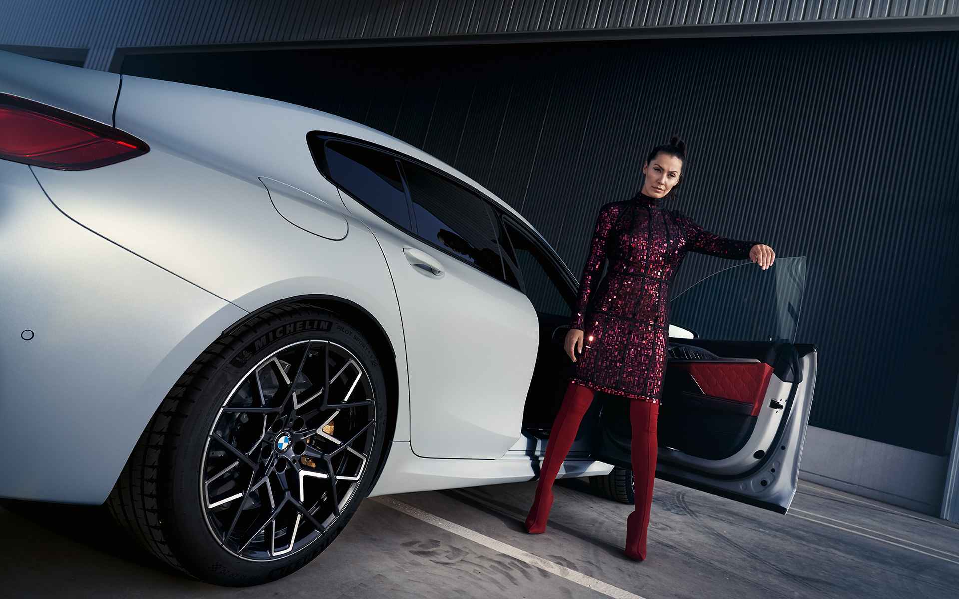 BMW M8 Competition Gran Coupé F93 LCI 2022 driekwart achteraanzicht met model kikvorsperspectief BMW M8 Competition Gran Coupé F93 LCI facelift 2022 BMW Individual Frozen Brilliant White metallic driekwart achteraanzicht met model kikvorsperspectief