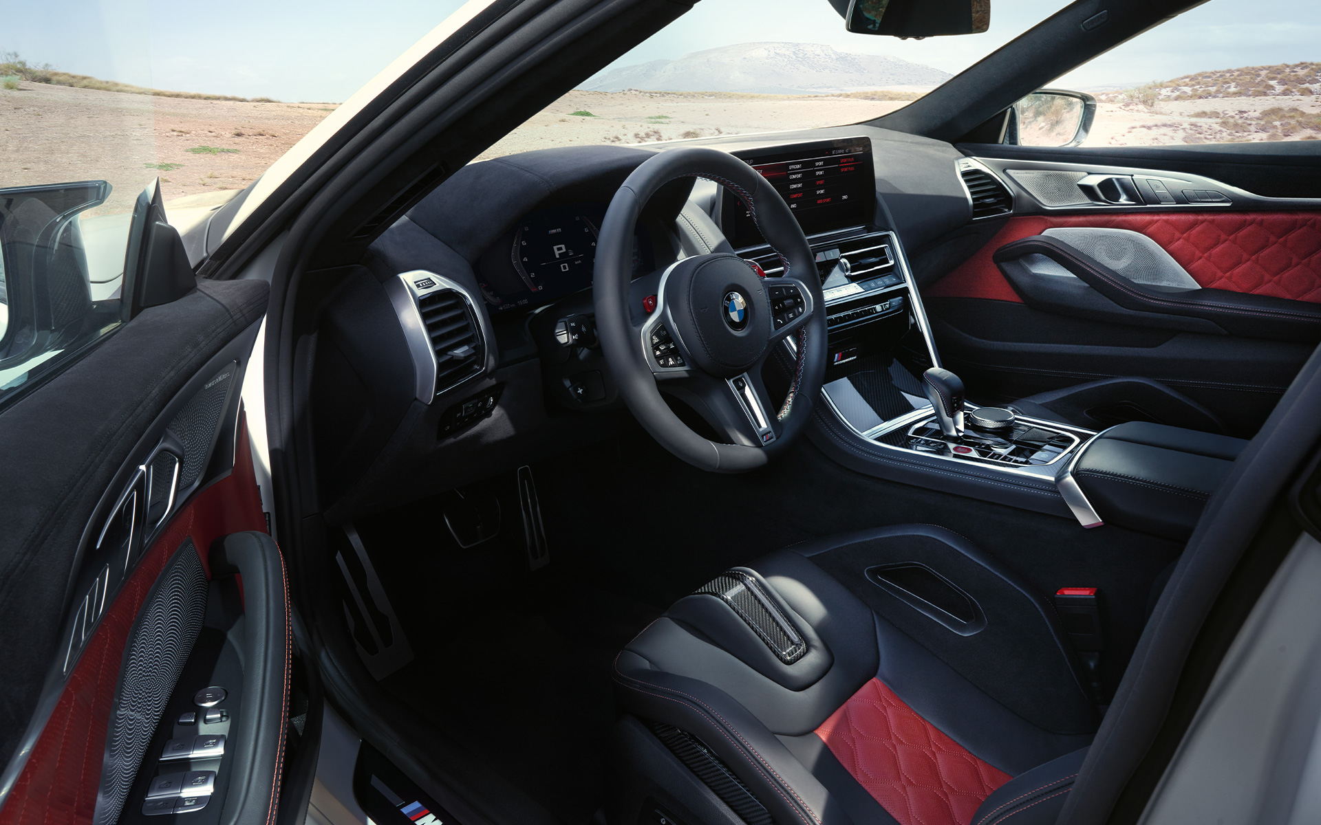 Interieuraanzicht BMW M8 Competition Gran Coupé F93 LCI 2022 BMW M8 Competition Gran Coupé F93 LCI facelift 2022 interieuraanzicht met geopende deur