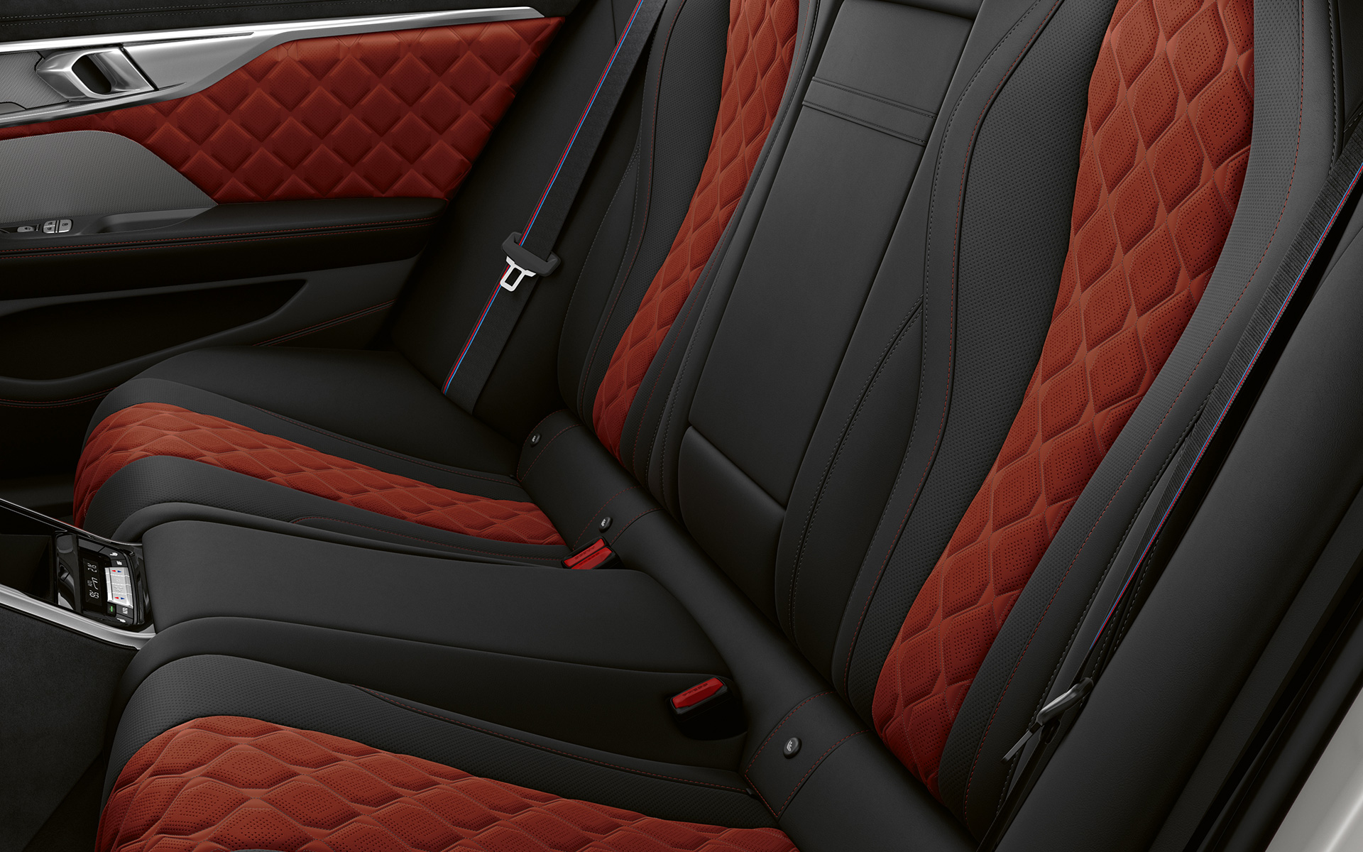 Achterbank met M specifieke veiligheidsgordels BMW M8 Competition Gran Coupé F93 LCI 2022 BMW M8 Competition Gran Coupé F93 LCI facelift 2022 interieur achterbank met M specifieke veiligheidsgordels