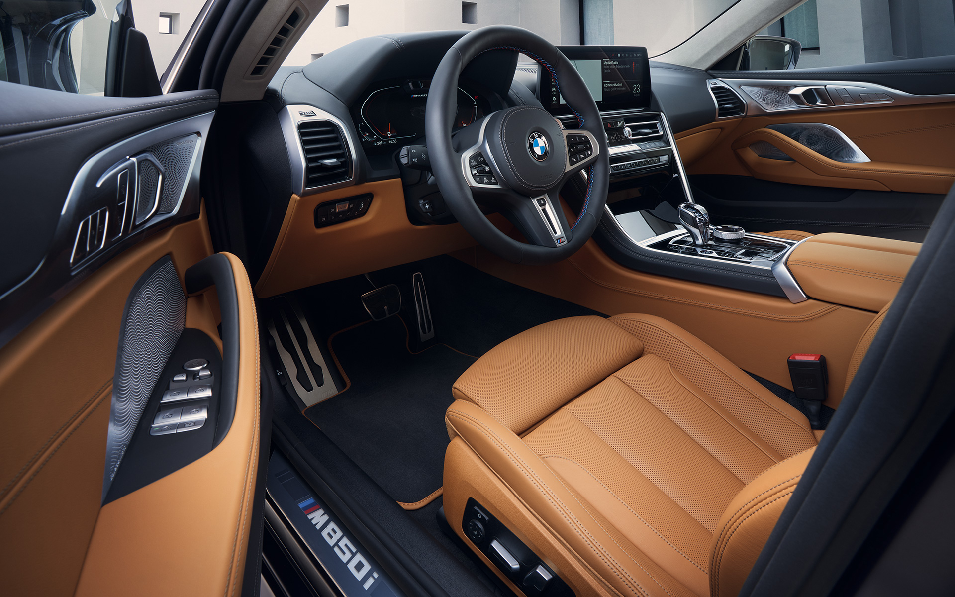 Interieur cockpit BMW M850i xDrive Gran Coupé G16 LCI facelift 2022 BMW M850i xDrive Gran Coupé G16 LCI facelift 2022 Interieur cockpit door geopende bestuurdersdeur
