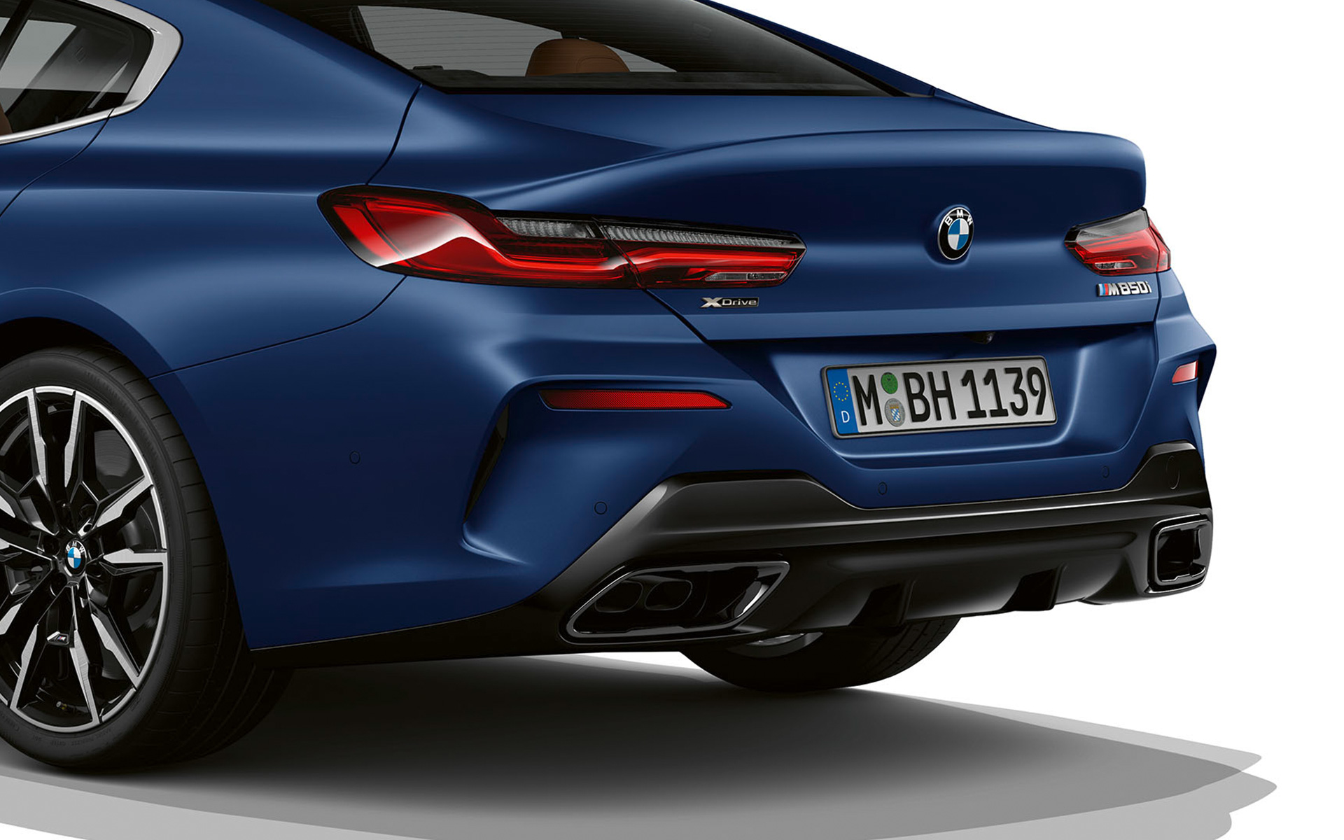 Driekwart achteraanzicht BMW M850i xDrive Gran Coupé G16 LCI facelift 2022 BMW M850i xDrive Gran Coupé G16 LCI facelift 2022 driekwart achteraanzicht achterkant in detail
